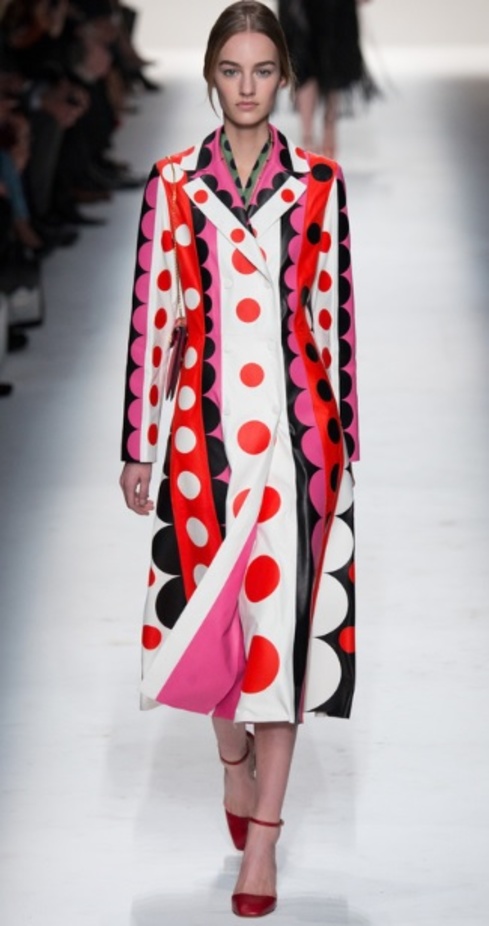 Valentino... أليس في بلاد الفخامة 