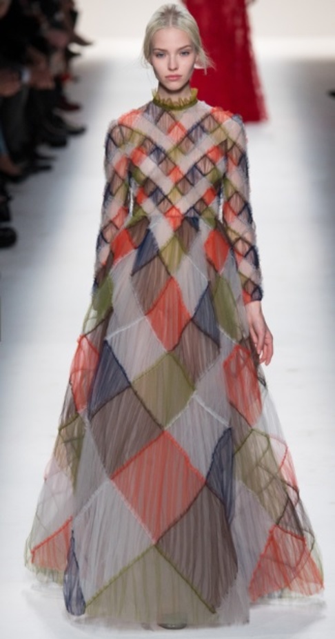 Valentino... أليس في بلاد الفخامة 