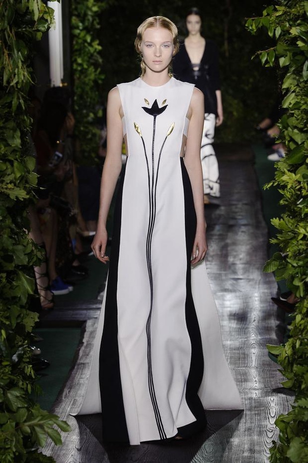 Valentino يقيّد النساء بقيود الحرية هذا الخريف