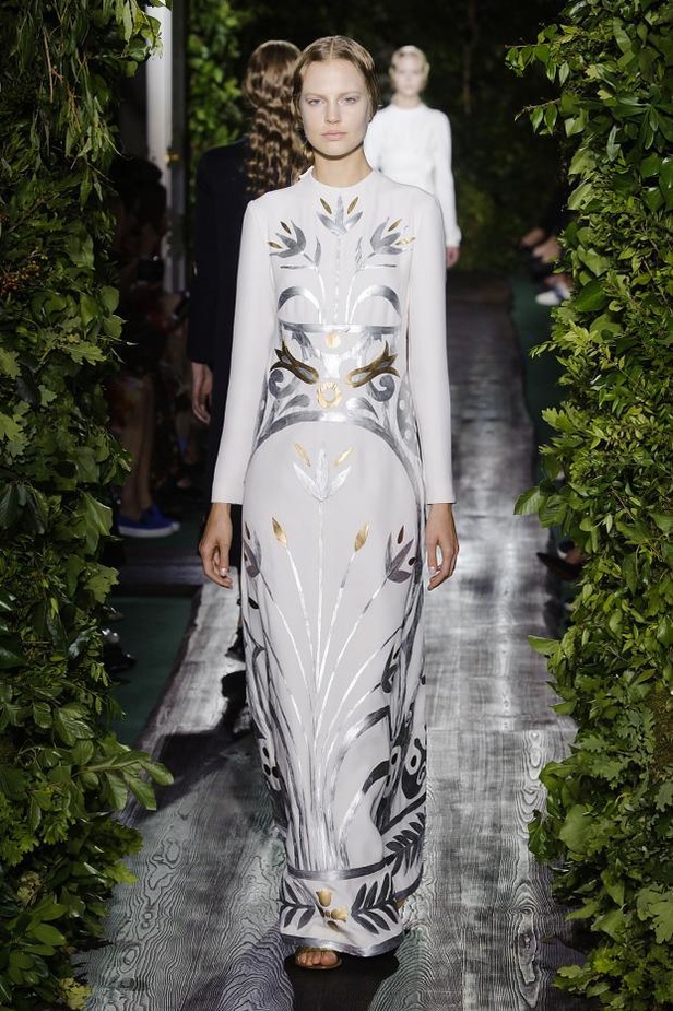 Valentino يقيّد النساء بقيود الحرية هذا الخريف