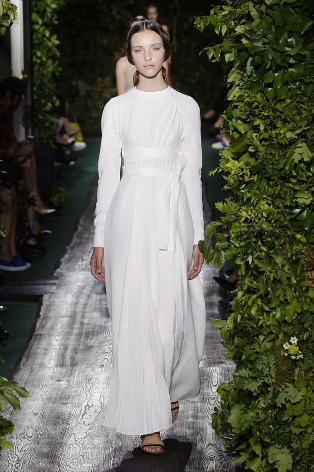 Valentino يقيّد النساء بقيود الحرية هذا الخريف