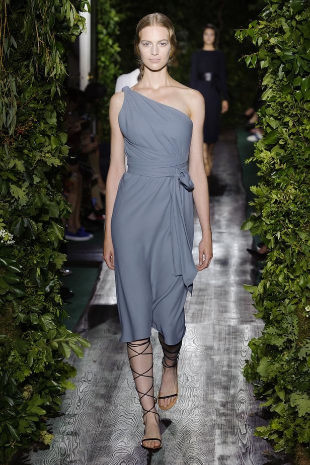 Valentino يقيّد النساء بقيود الحرية هذا الخريف