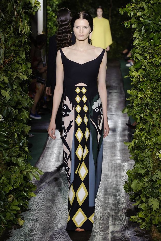 Valentino يقيّد النساء بقيود الحرية هذا الخريف