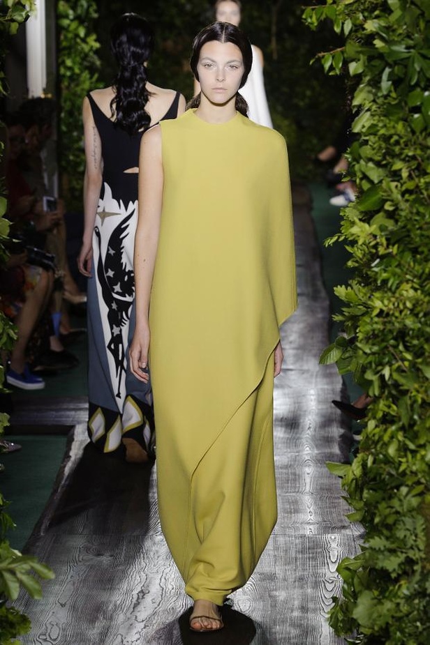 Valentino يقيّد النساء بقيود الحرية هذا الخريف