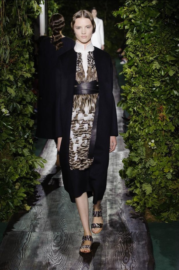 Valentino يقيّد النساء بقيود الحرية هذا الخريف