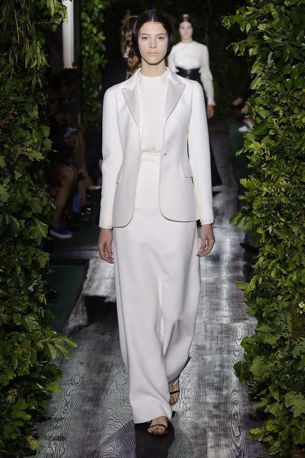 Valentino يقيّد النساء بقيود الحرية هذا الخريف