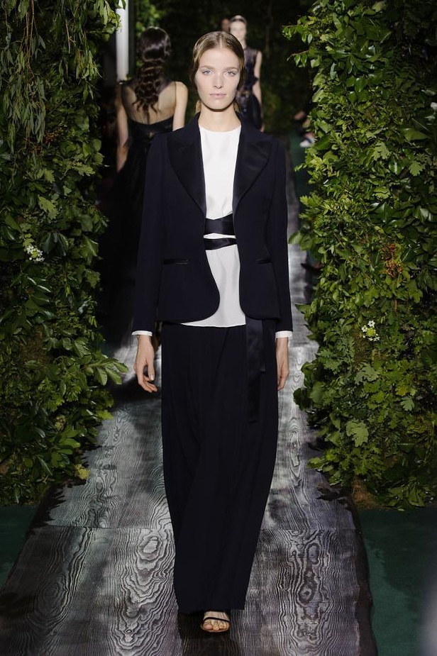 Valentino يقيّد النساء بقيود الحرية هذا الخريف