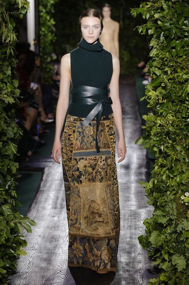 Valentino يقيّد النساء بقيود الحرية هذا الخريف