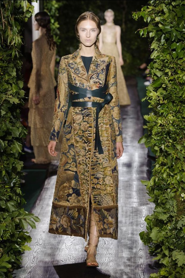 Valentino يقيّد النساء بقيود الحرية هذا الخريف