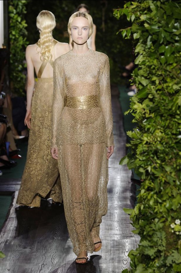 Valentino يقيّد النساء بقيود الحرية هذا الخريف