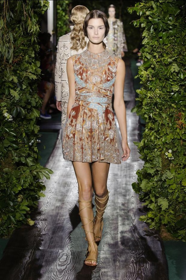 Valentino يقيّد النساء بقيود الحرية هذا الخريف