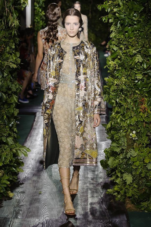 Valentino يقيّد النساء بقيود الحرية هذا الخريف