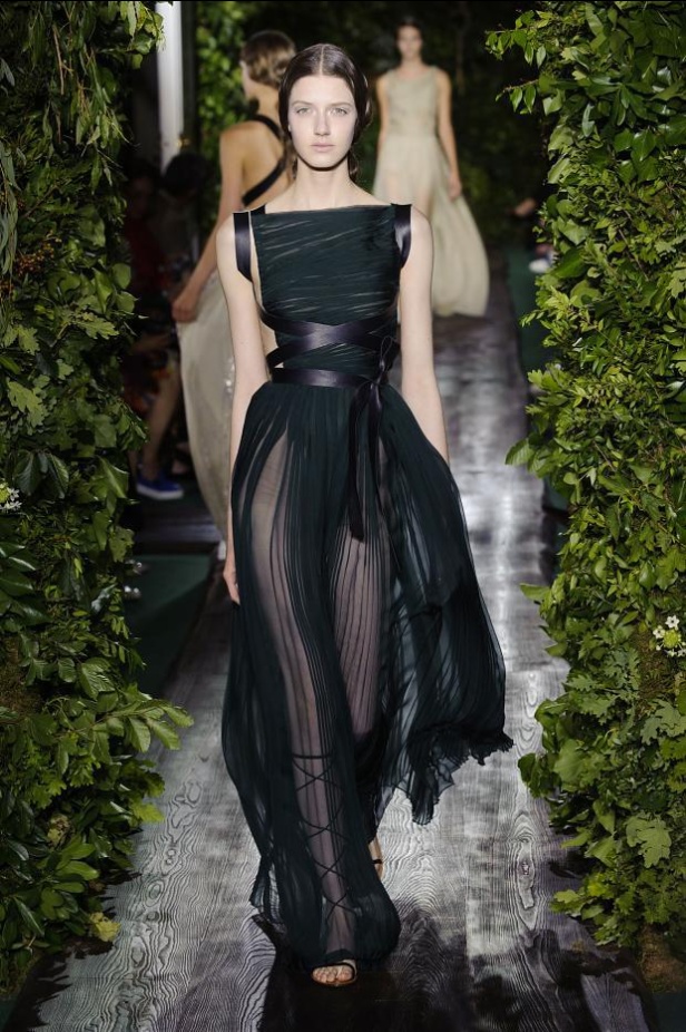 Valentino يقيّد النساء بقيود الحرية هذا الخريف