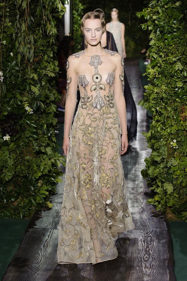 Valentino يقيّد النساء بقيود الحرية هذا الخريف