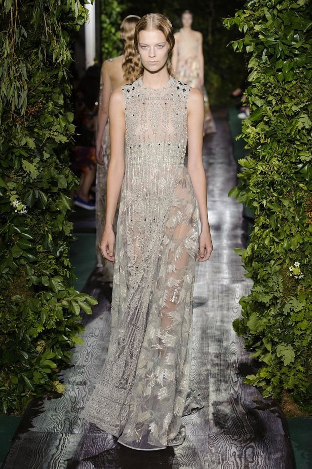 Valentino يقيّد النساء بقيود الحرية هذا الخريف