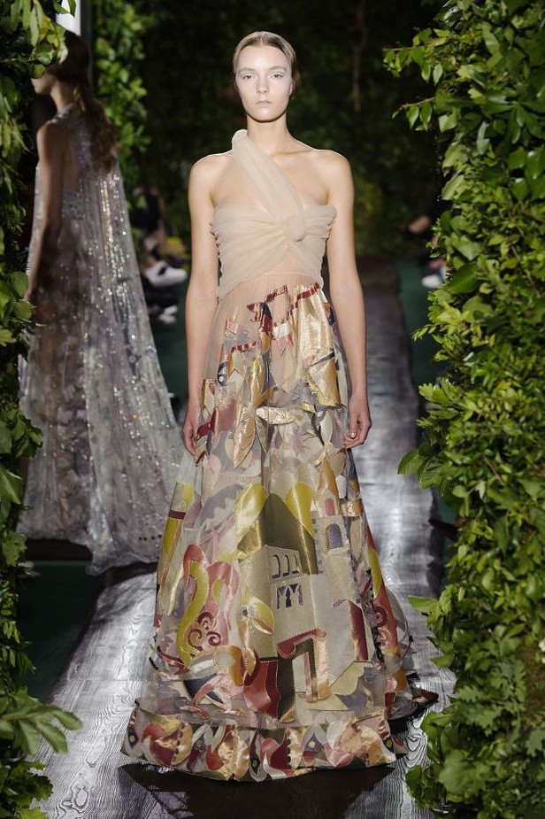 Valentino يقيّد النساء بقيود الحرية هذا الخريف