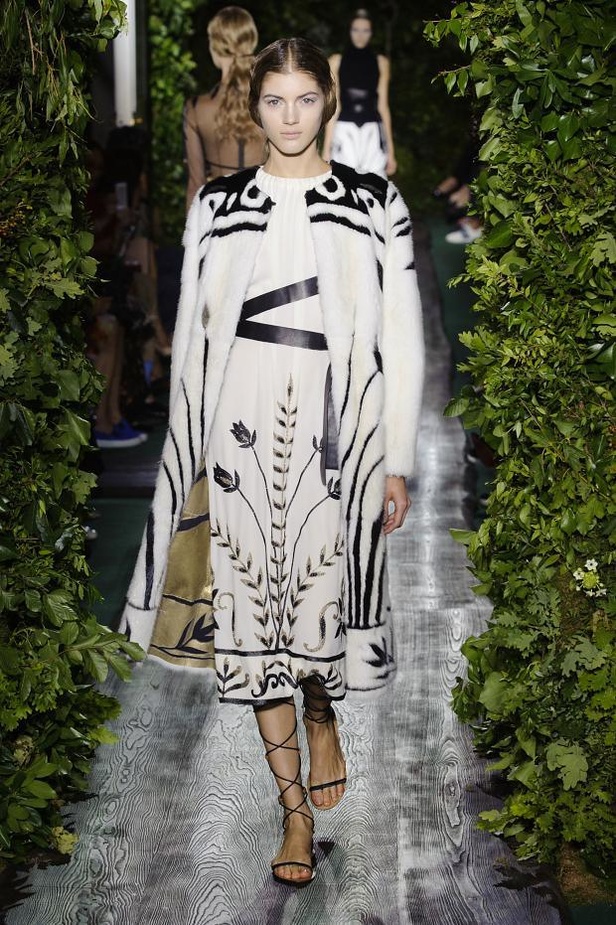 Valentino يقيّد النساء بقيود الحرية هذا الخريف