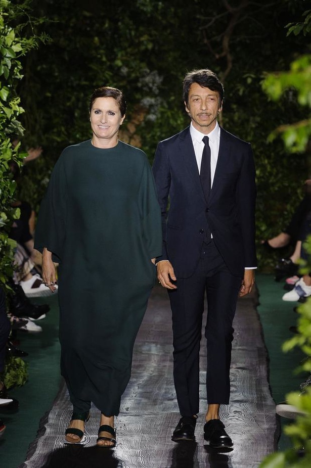 Valentino يقيّد النساء بقيود الحرية هذا الخريف