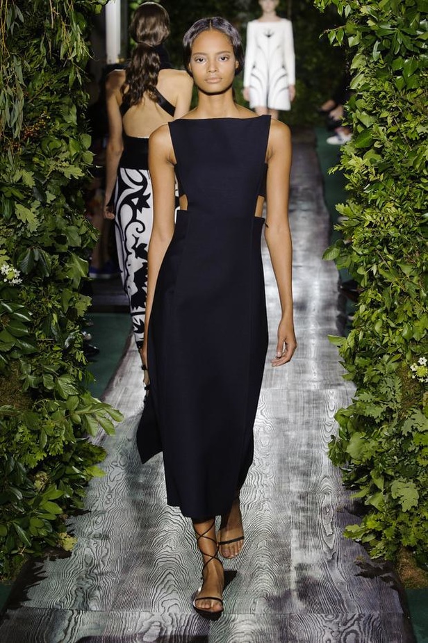 Valentino يقيّد النساء بقيود الحرية هذا الخريف