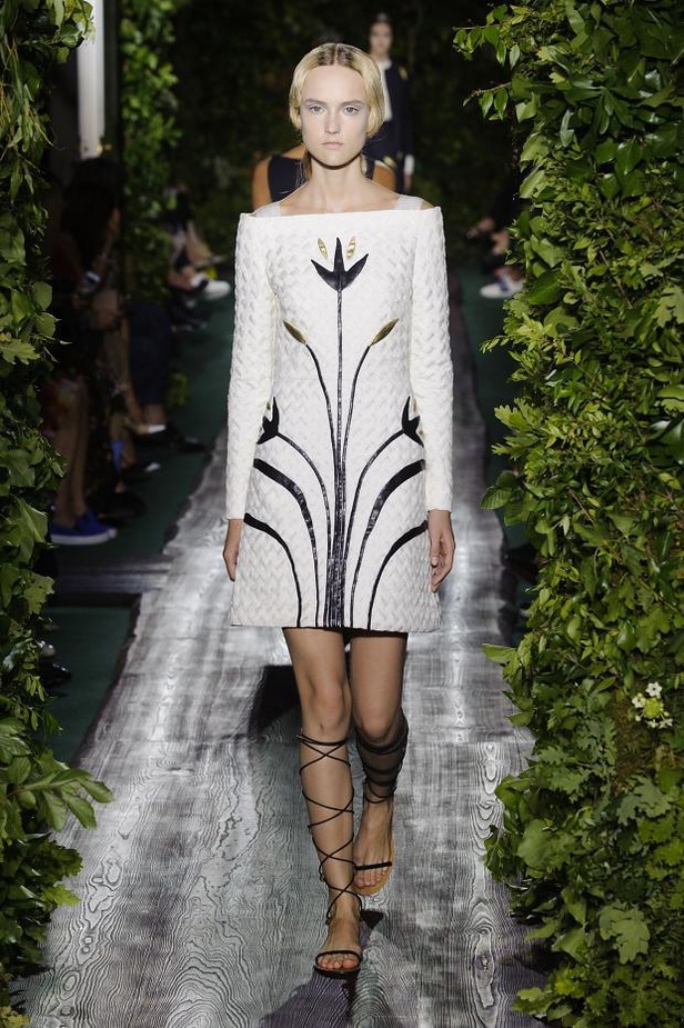 Valentino يقيّد النساء بقيود الحرية هذا الخريف