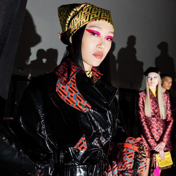 دار فيرساتشي تعيد جيجي حديد إلى عالم الأزياء ومجموعة خريف وشتاء 2021 تضجّ ثقة وأناقة