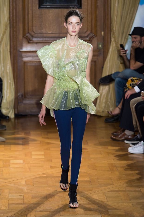 Viktor & Rolf .. نعومة قاسية لربيع رياضي