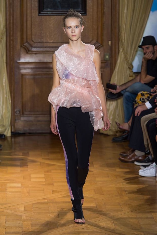 Viktor & Rolf .. نعومة قاسية لربيع رياضي