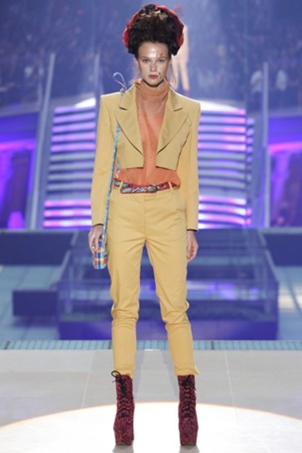 مجموعة Vivienne Westwood لإمرأة مقاتلة جريئة 