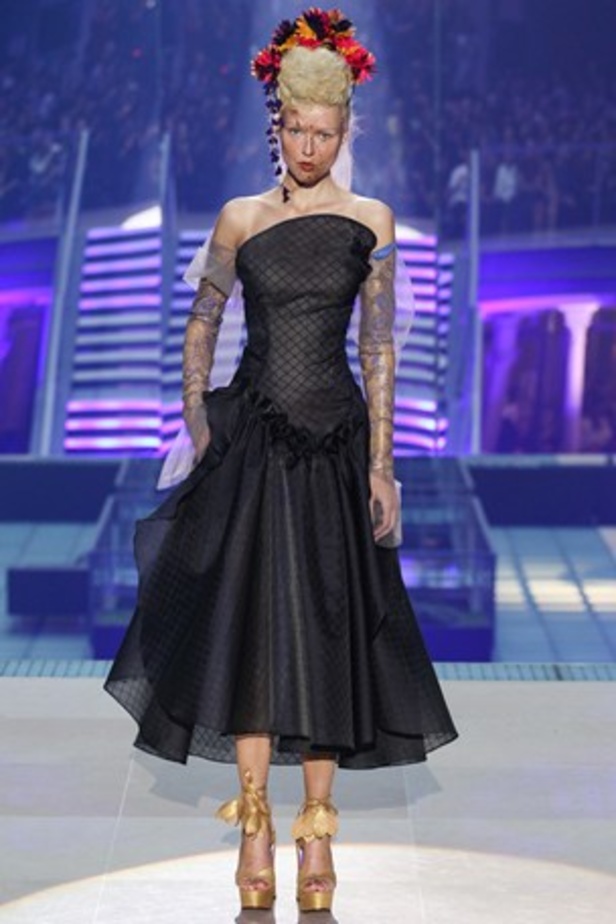 مجموعة Vivienne Westwood لإمرأة مقاتلة جريئة 