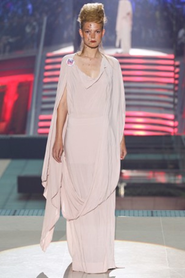 مجموعة Vivienne Westwood لإمرأة مقاتلة جريئة 