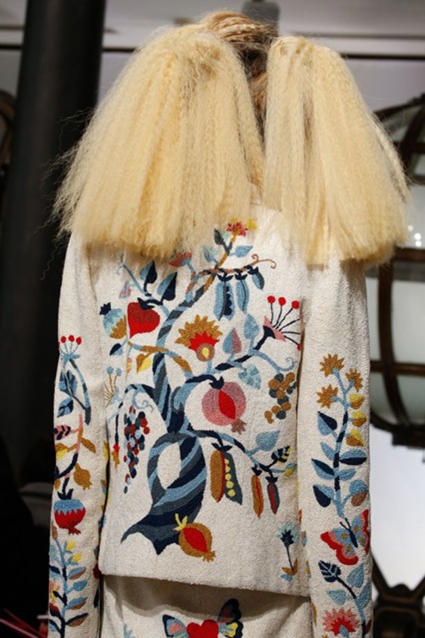 أجواء فريدة وساحرة في مجموعة دار أزياء “Schiaparelli”