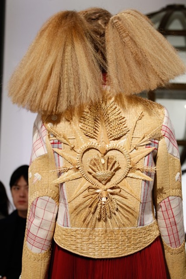 أجواء فريدة وساحرة في مجموعة دار أزياء “Schiaparelli”