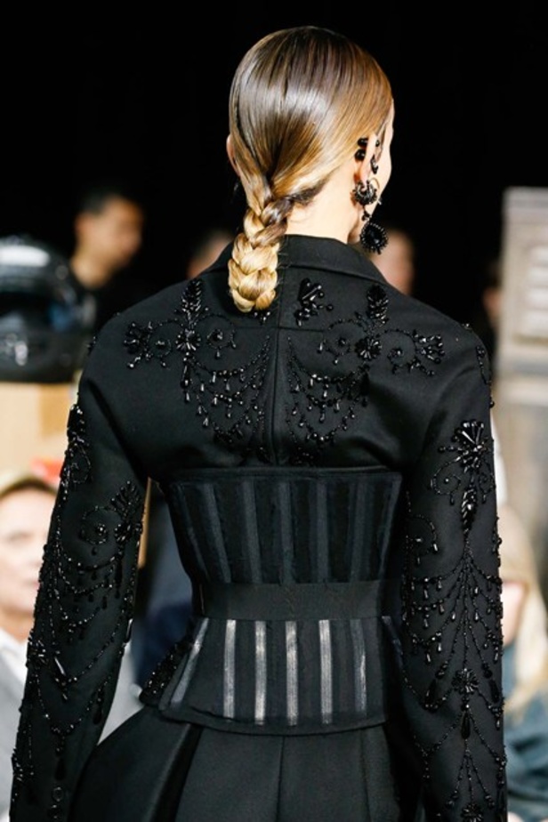 Givenchy بين الأسلوب الفيكتوري والهندي! 