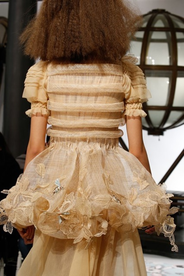 أجواء فريدة وساحرة في مجموعة دار أزياء “Schiaparelli”