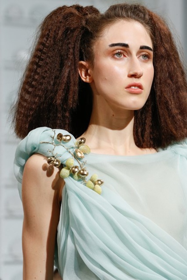 أجواء فريدة وساحرة في مجموعة دار أزياء “Schiaparelli”