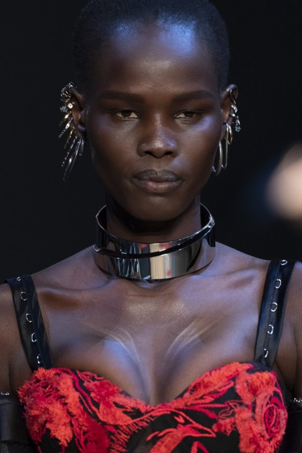 عرض أزياء ألكسندر ماكوين لموسم خريف وشتاء 2019