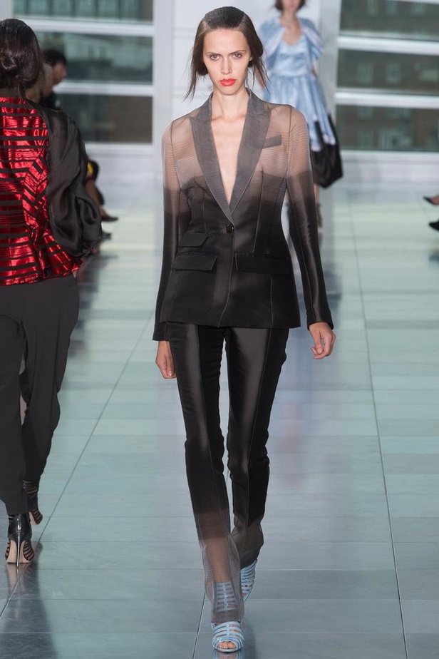 بريق السجادة الحمراء لدى Antonio Berardi في أسبوع لندن