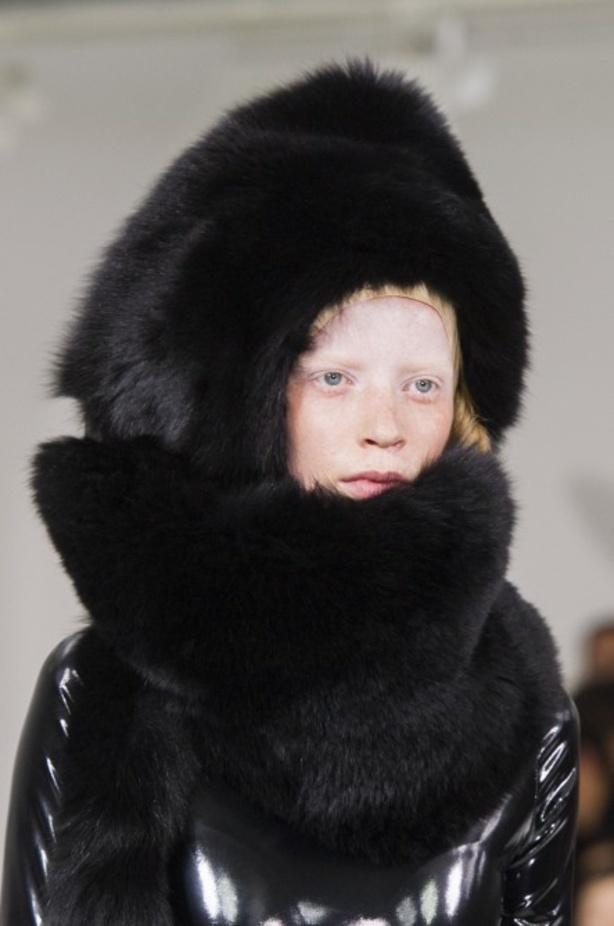 أزياء مبتكرة ضمن مجموعة A.F.VANDEVORST خلال أسبوع الموضة في باريس