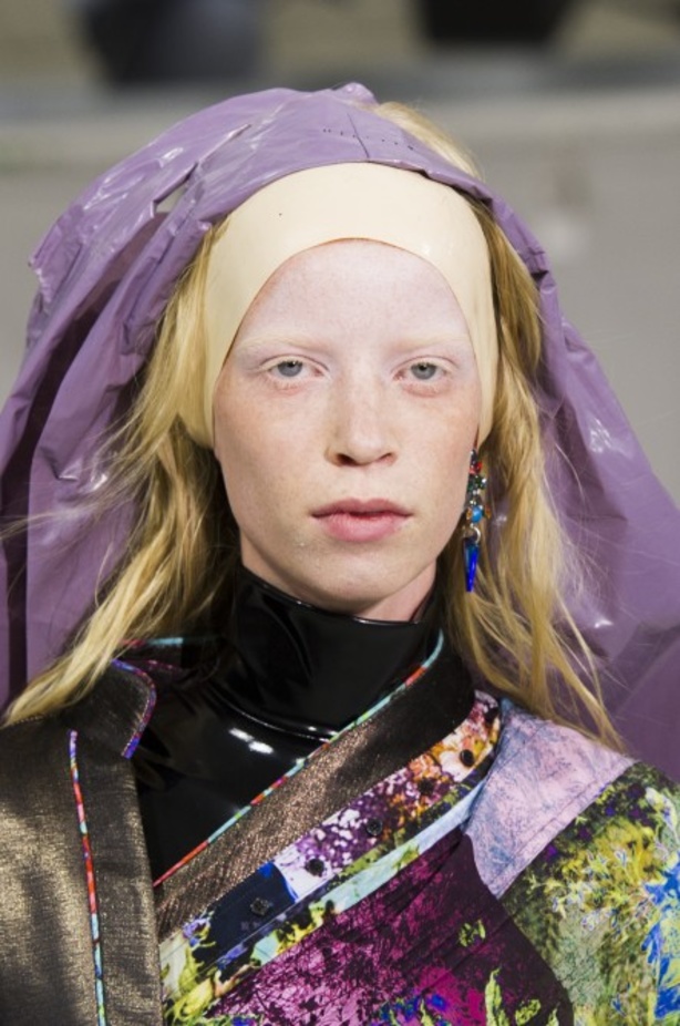 أزياء مبتكرة ضمن مجموعة A.F.VANDEVORST خلال أسبوع الموضة في باريس