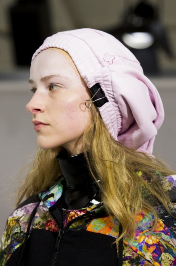 أزياء مبتكرة ضمن مجموعة A.F.VANDEVORST خلال أسبوع الموضة في باريس