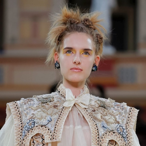 عرض مجموعة Guo Pei كوتور خريف شتاء  