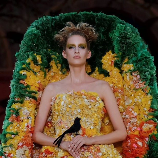 عرض مجموعة Guo Pei كوتور خريف شتاء  