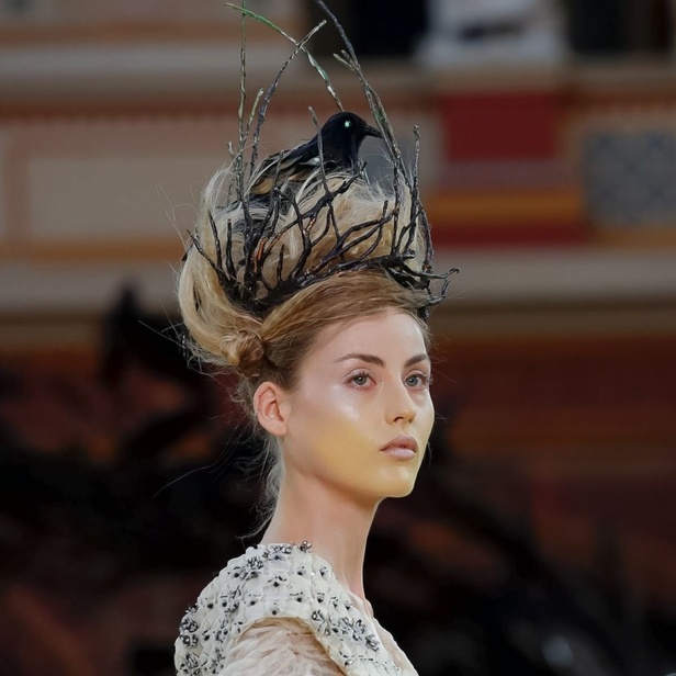 عرض مجموعة Guo Pei كوتور خريف شتاء  