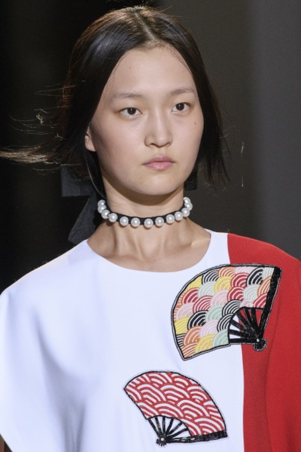 تصاميم وفساتين من عرض أندرو جي أن في اسبوع الموضة في باريس