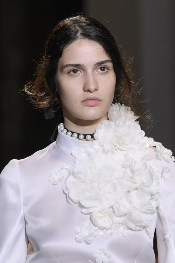 تصاميم وفساتين من عرض أندرو جي أن في اسبوع الموضة في باريس