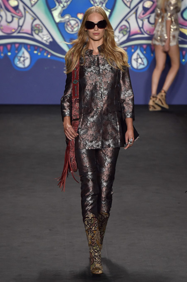 مجموعة Anna Sui جنون الطبعات "الهيبية"