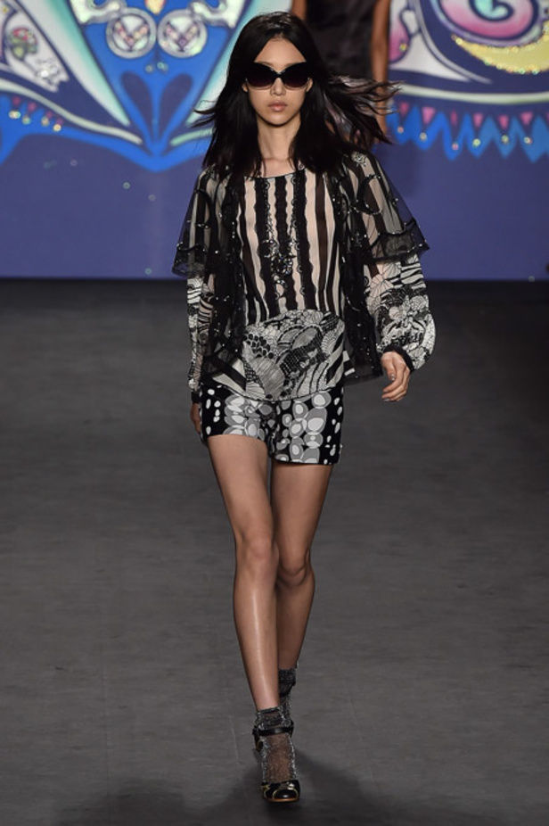 مجموعة Anna Sui جنون الطبعات "الهيبية"