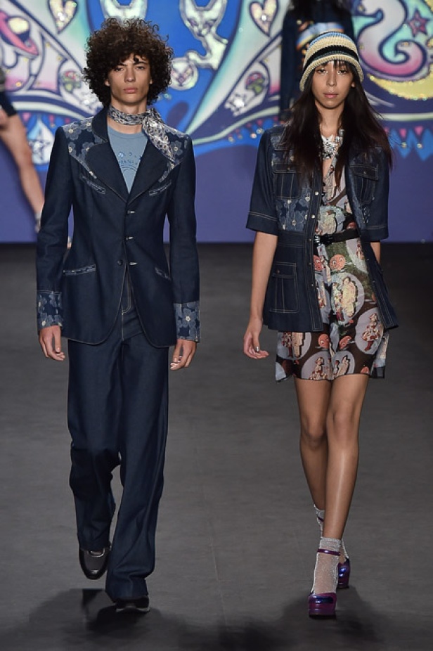 مجموعة Anna Sui جنون الطبعات "الهيبية"