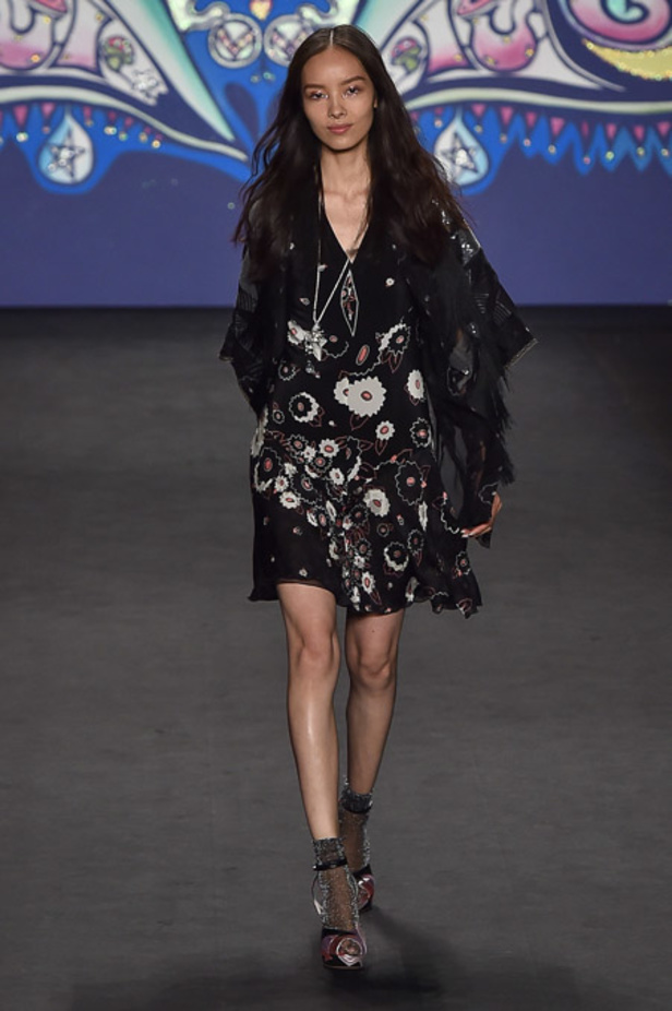 مجموعة Anna Sui جنون الطبعات "الهيبية"