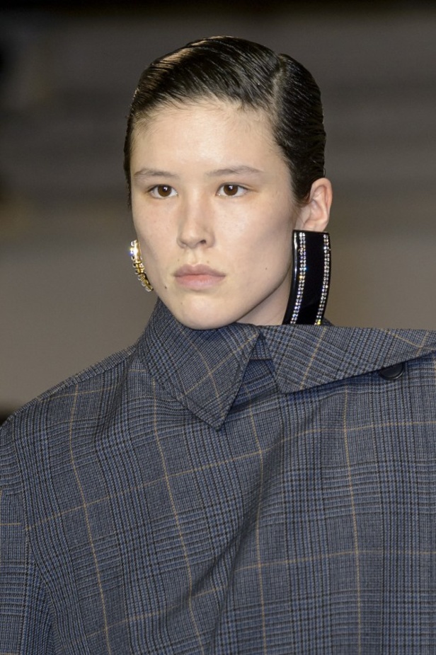 تصاميم مبتكرة من بالنسياغا لخريف وشتاء 2017